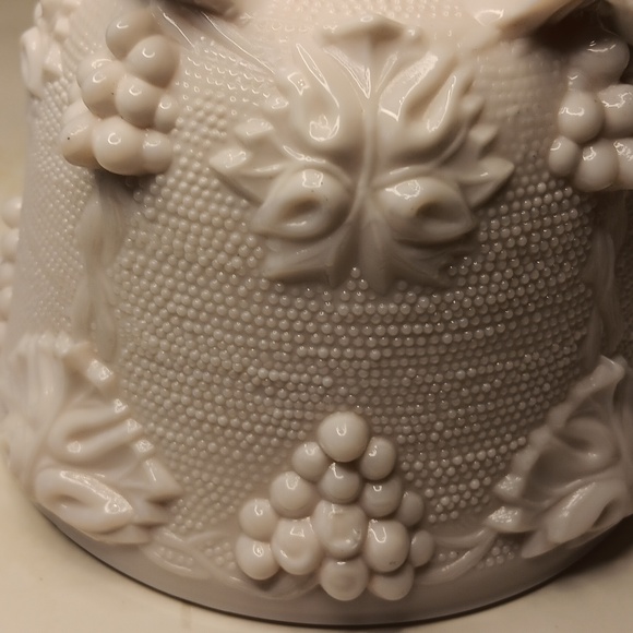 Vintage Shell Pink Jeannette Milk Glass Lidded Footed Candy Dish Grapes Pattern - Picture 7 of 8